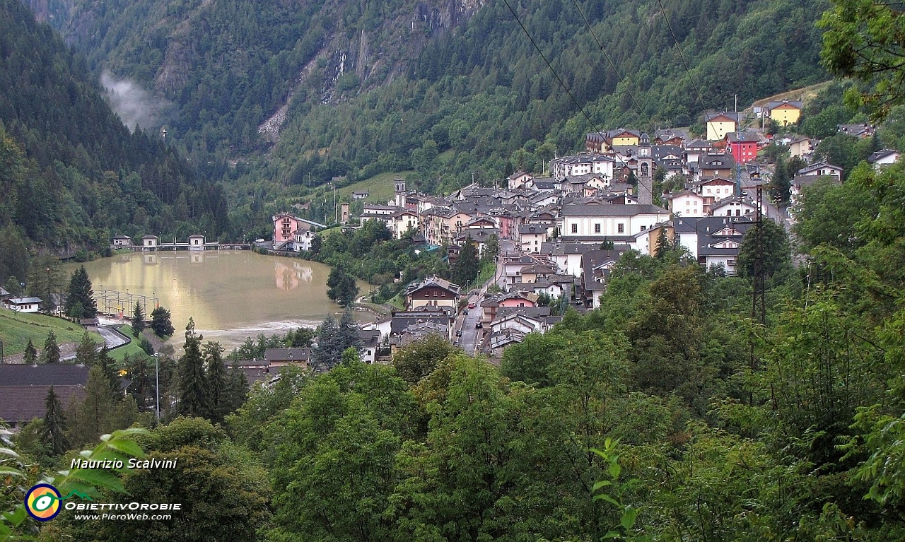 01 Carona e il suo lago in piena....JPG